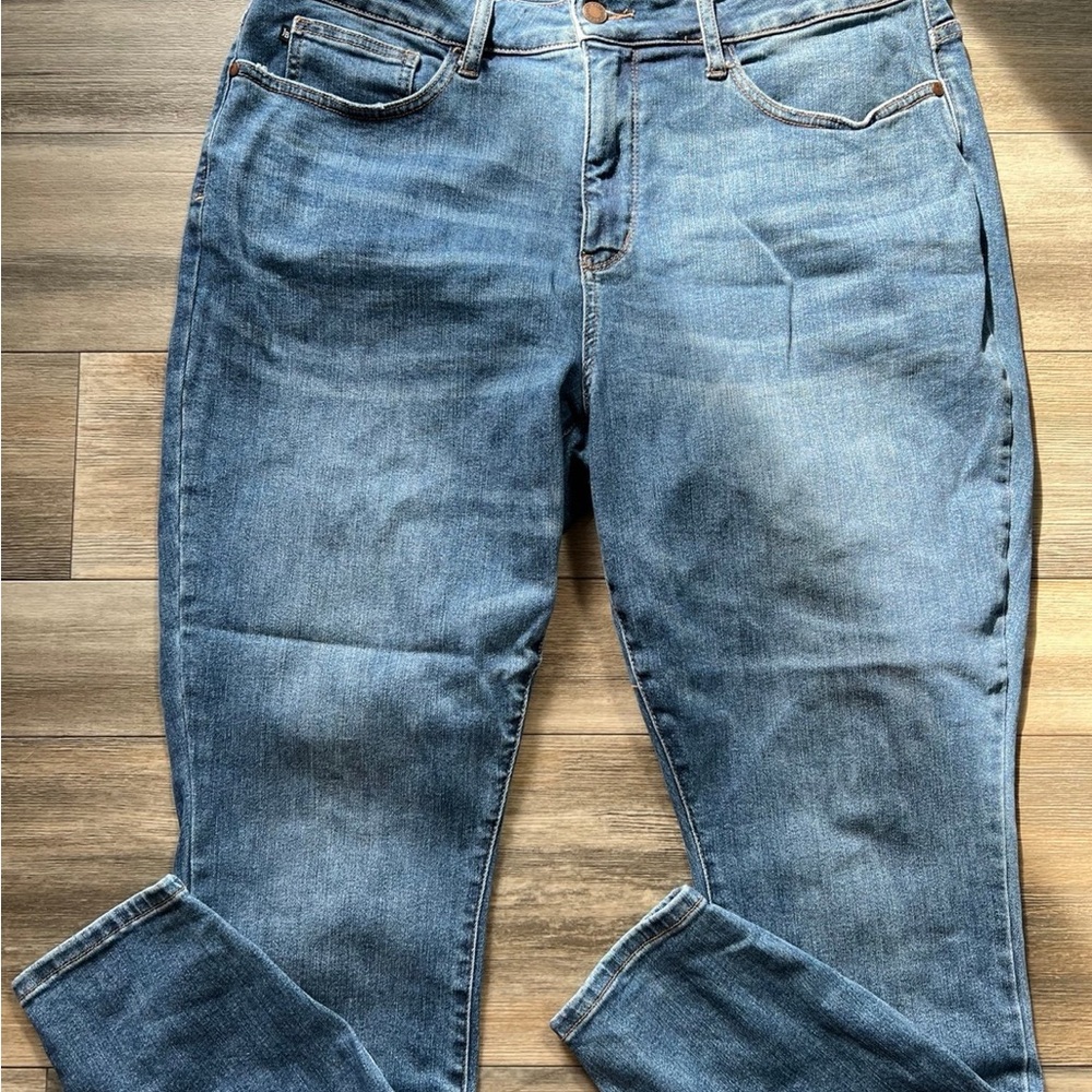 - Judy blue tummy control jeans 18W medium light (lighting issue) read listing